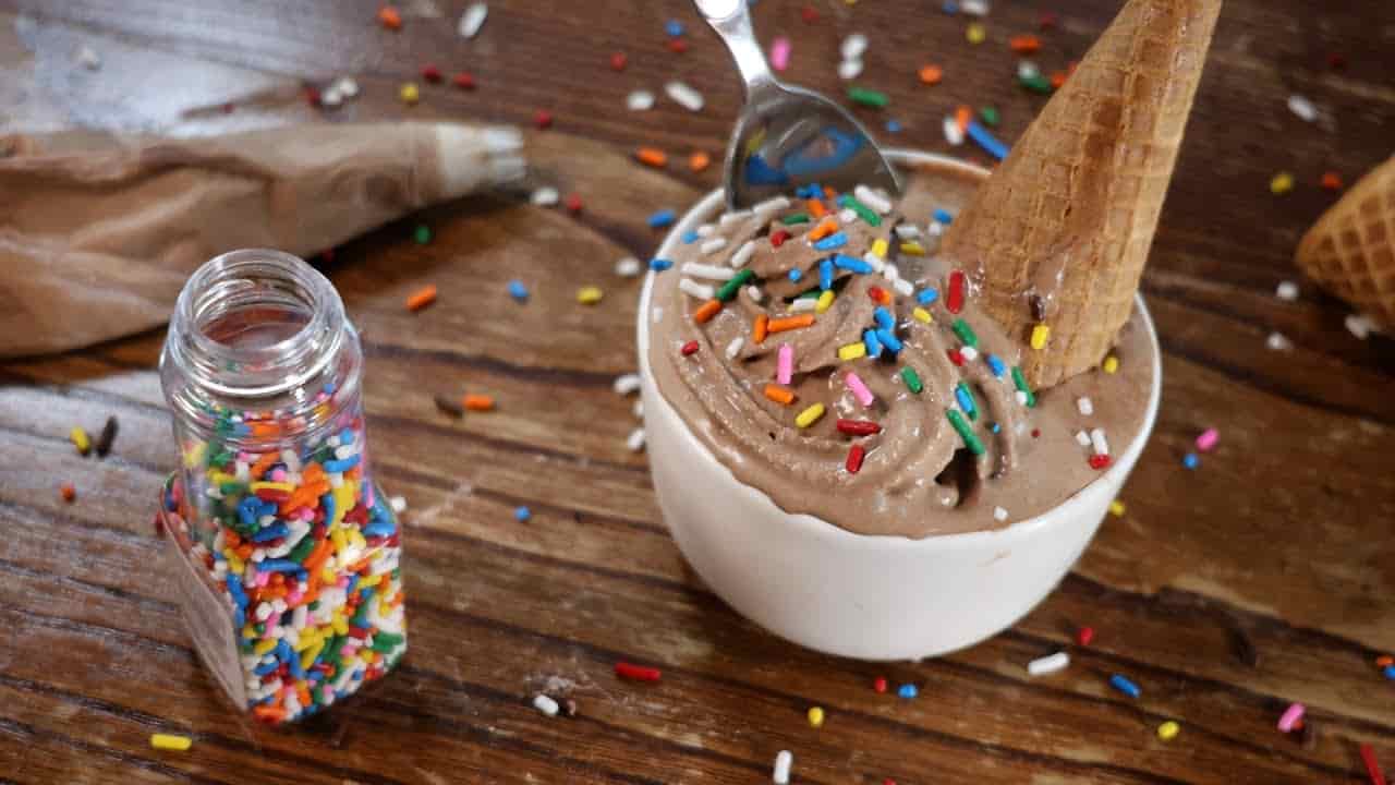 بستنی شکلاتی سنتی با بافت نرم و طعم سنتی ناب